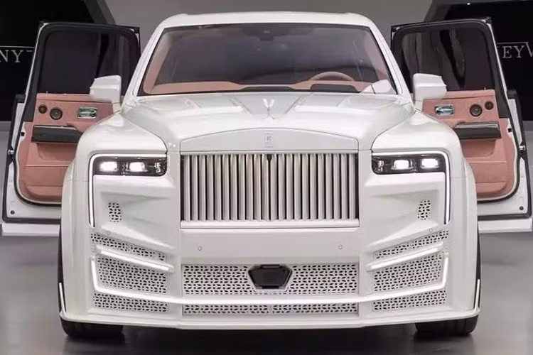Những thay đổi bắt đầu từ ngoại thất với bộ body kit thân rộng cùng chắn bùn trước và sau mở rộng, ốp sườn và một số chi tiết bổ sung ở phần dưới cửa. Ốp gương, cũng như ốp trang trí trên trụ sau và đường viền tinh tế đó cũng được làm mới.