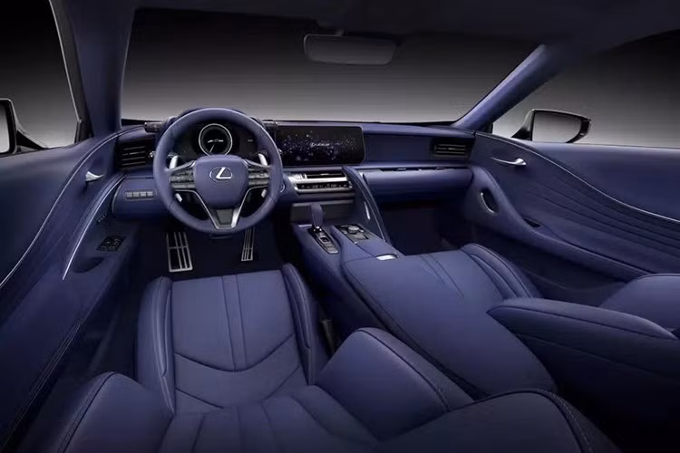 Trở lại với LC 500 Convertible cho năm sản xuất 2026, dòng Inspiration Series xa hoa sẽ nổi bật so với các mẫu xe khác ở nhiều điểm đặc biệt, bắt đầu từ màu sơn Wind và mui mềm hai màu. Kết hợp giữa màu nâu và bạc, phần mui này sau khi được hạ xuống để lộ huy hiệu độc quyền của Inspiration Series trên bảng điều khiển trung tâm.