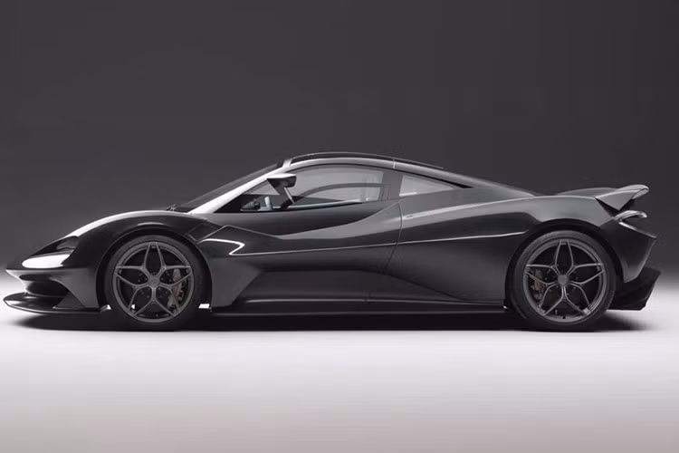 Chiếc xe được trưng bày tại Goodwood là một mẫu concept mang phong cách thiết kế hướng đến sản xuất hàng loạt, được sơn màu xám Ueno Grey gợi nhớ đến chiếc F1 GTR từng vô địch Le Mans. Xe sử dụng phiên bản cải tiến của khung gầm liền khối sợi carbon của McLaren, vốn được dùng trên P1, Senna, 720S, 765LT và 750S.