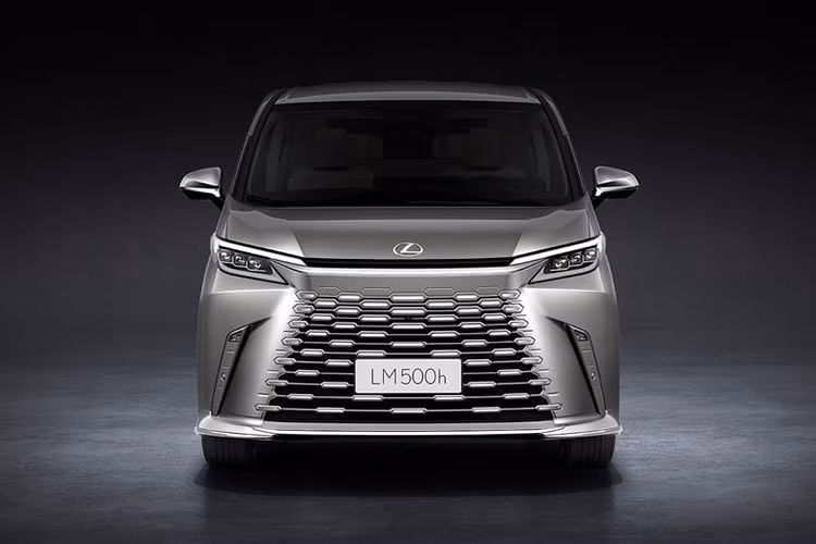 Lexus đã tung ra phiên bản nâng cấp nhẹ của LM500h tại Nhật Bản, hướng đến việc cải thiện sự thoải mái cho hành khách và khả năng sử dụng hàng ngày. LM thế hệ thứ hai vẫn giữ nguyên thiết kế ban đầu được giới thiệu vào năm 2023.