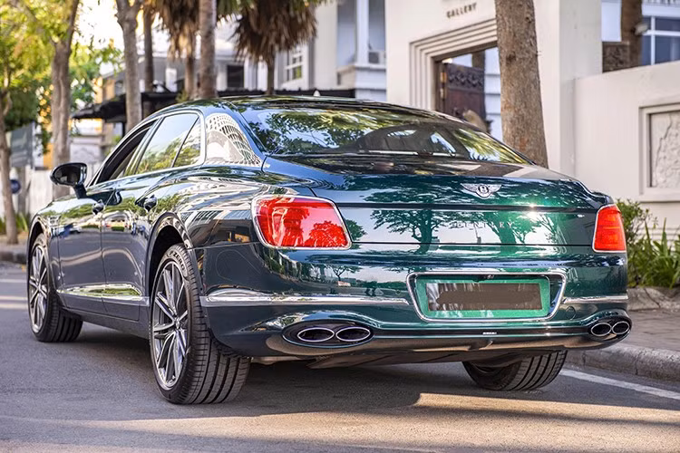 Chiếc Bentley Flying Spur thế hệ mới này thuộc bản V8 với điểm nhấn là ống xả kép, xe được trang bị khối động cơ xăng V8, tăng áp kép, dung tích 4.0 lít, sản sinh ra công suất tối đa 542 mã lực và mô-men xoắn cực đại 770 Nm.