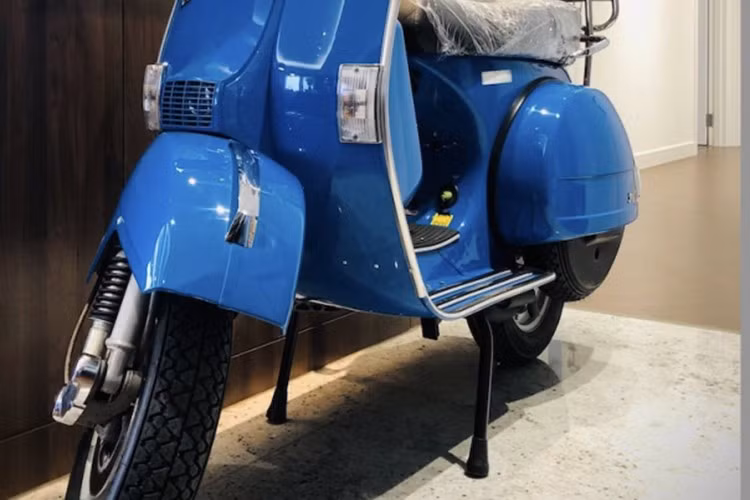 "Chiếc xe máy Vespa PX125 đời 2012 xuất hiện như một tác phẩm nghệ thuật cổ điển sống động. Không phải vật trưng bày showroom, cũng không dùng để đi lại hàng ngày, chiếc xe được vị khách đam mê xe cổ đặt làm điểm nhấn nội thất ngay trong khu căn hộ của mình như một món đồ trang trí độc lạ đầy cá tính", người bán xe cho biết.