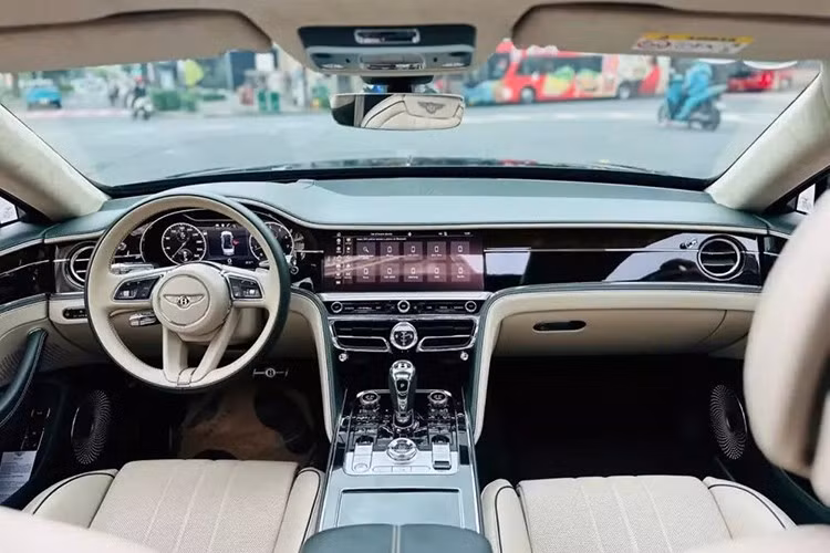 Nội thất chiếc xe siêu sang Bentley Flying Spur V8 này có màu trắng, với thảm sàn màu xanh lục, các chỉ khâu màu đen. Cùng nhiều chi tiết ốp gỗ.