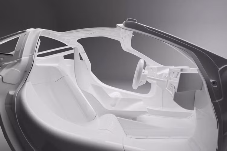Kính chắn gió, đèn pha dữ dằn và đèn hậu LED mỏng cũng tương đồng với phong cách của Mclaren. Đuôi xe nổi bật với ống xả titan lấy cảm hứng từ máy bay phản lực, được đặt dưới cánh gió sau chủ động.