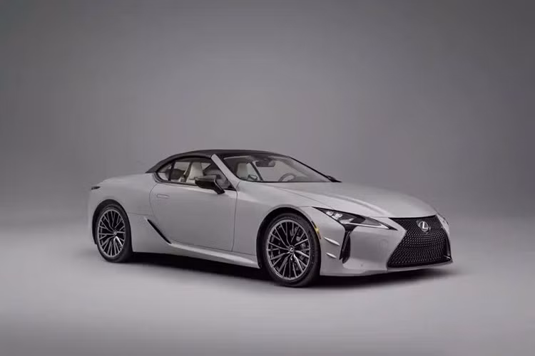 Cả LC 500 Convertible tiêu chuẩn và Inspiration Series đều được trang bị động cơ V8 5.0 lít hút khí tự nhiên, sản sinh công suất 471 mã lực tại 7.100 vòng/phút. Mô-men xoắn cực đại ước tính đạt 398 pound-feet (540 Nm), với mô-men xoắn cực đại đạt được tại 4.800 vòng/phút. Cả phiên bản mui trần lẫn thân xe coupe LC 500 đều không có phiên bản hybrid cho năm 2026.