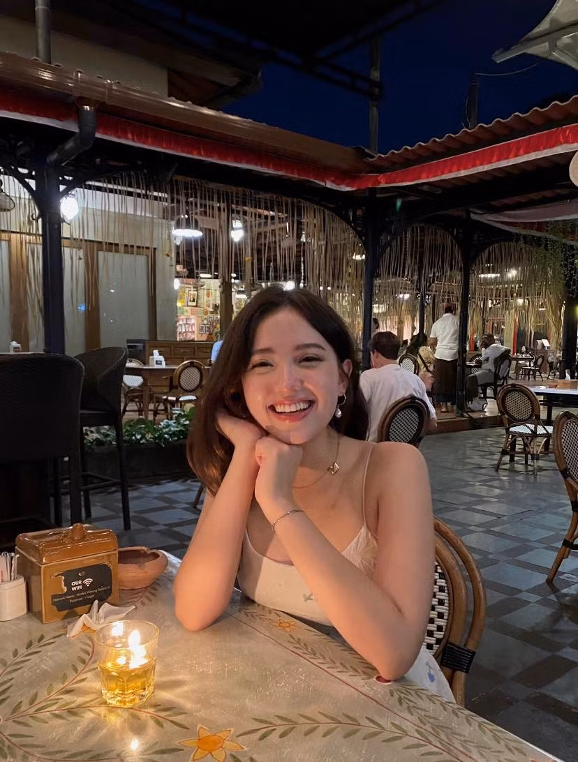 Không phải váy điệu đà hay outfit cầu kỳ, Alissa vẫn lại mang đến cảm giác dịu dàng, tươi mát cực kỳ dễ chịu.