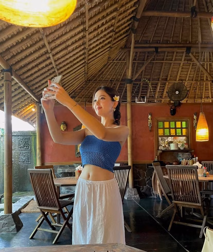 Điểm cộng nữa là cách Alissa phối cùng quần xếp ly tone trắng kem để giữ nguyên tinh thần thoải mái từ đầu đến chân. Set đồ này chính là lựa chọn lý tưởng cho những buổi đi dạo ngày hè, đi cafe hay mặc ở nhà đều ổn.