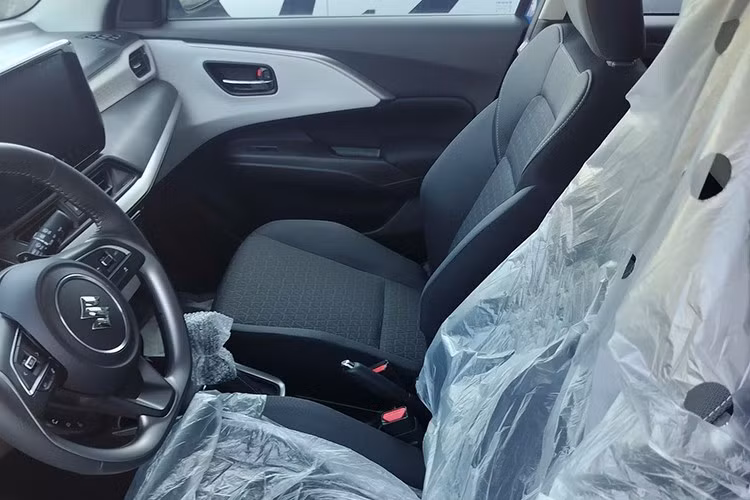 Khoang cabin của Suzuki Swift 2025 đã được hé lộ hoàn toàn. Màn hình cảm ứng trung tâm dạng nổi có kích thước 9,7 inch, kết hợp vô-lăng hai tông màu và ghế nỉ tích hợp chức năng sưởi - một trang bị hiếm thấy trong phân khúc.