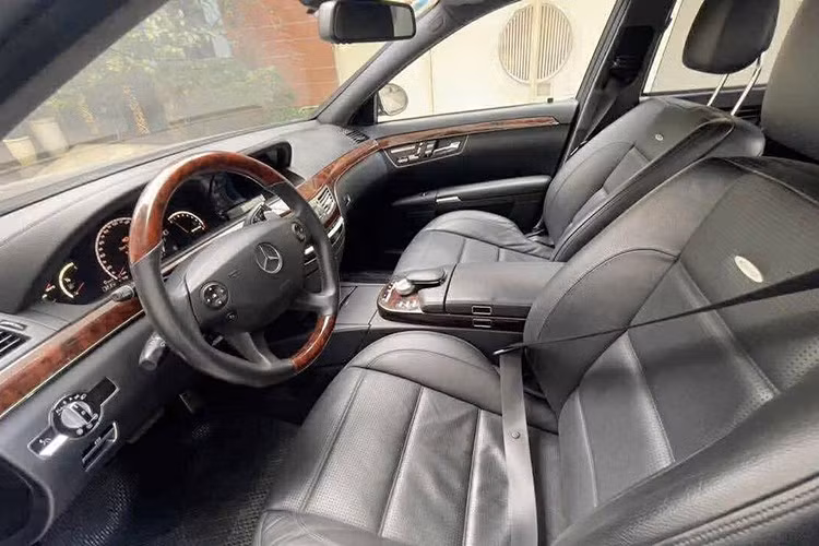 Mercedes-Benz S63 AMG đời 2009 sở hữu cửa sổ trời toàn cảnh panorama, ghế da cao cấp Passion. Vô-lăng sưởi và làm mát với thiết kế của AMG.