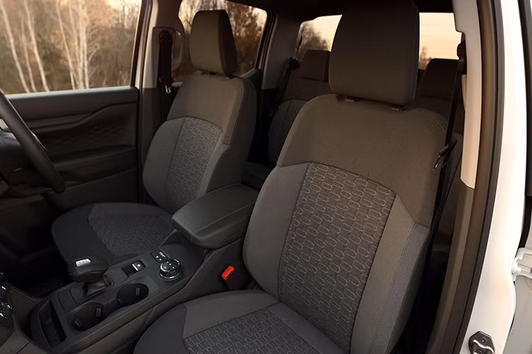 Động cơ đi cùng hộp số tự động 10 cấp. Ford tuyên bố rằng họ đã thực hiện những thay đổi về phần cứng đối với động cơ V6 để cải thiện độ tin cậy, vì các phiên bản trước đó có thể bị quá nhiệt và rò rỉ.