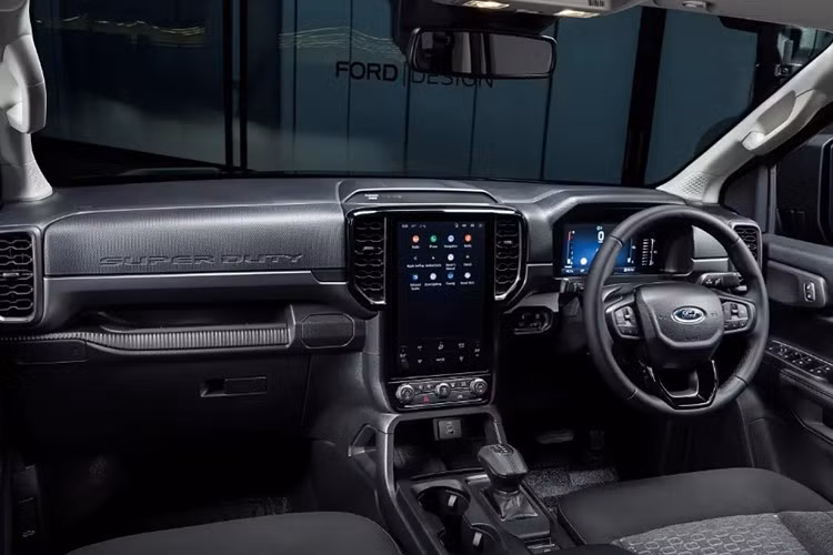 Là phiên bản nâng cấp chuyên dụng, Ranger Super Duty được thiết kế để đáp ứng nhu cầu tải nặng và off-road khắc nghiệt. Xe được trang bị động cơ diesel V6 3.0L tăng áp cho công suất 206 mã lực, mô-men xoắn 600 Nm.