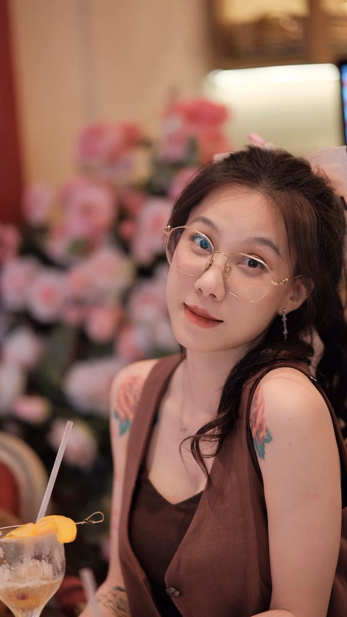 Trong một bình luận thân mật với fan, Alicia Meow đã bật mí một cách hóm hỉnh rằng bí quyết nằm ở hai trạng thái tình cảm tích cực: "Độc thân, vui vẻ, trẻ khỏe, yêu đời" và "Có bồ thì: yêu bồ, bồ yêu, hạnh phúc, tự nhiên mập thôi".