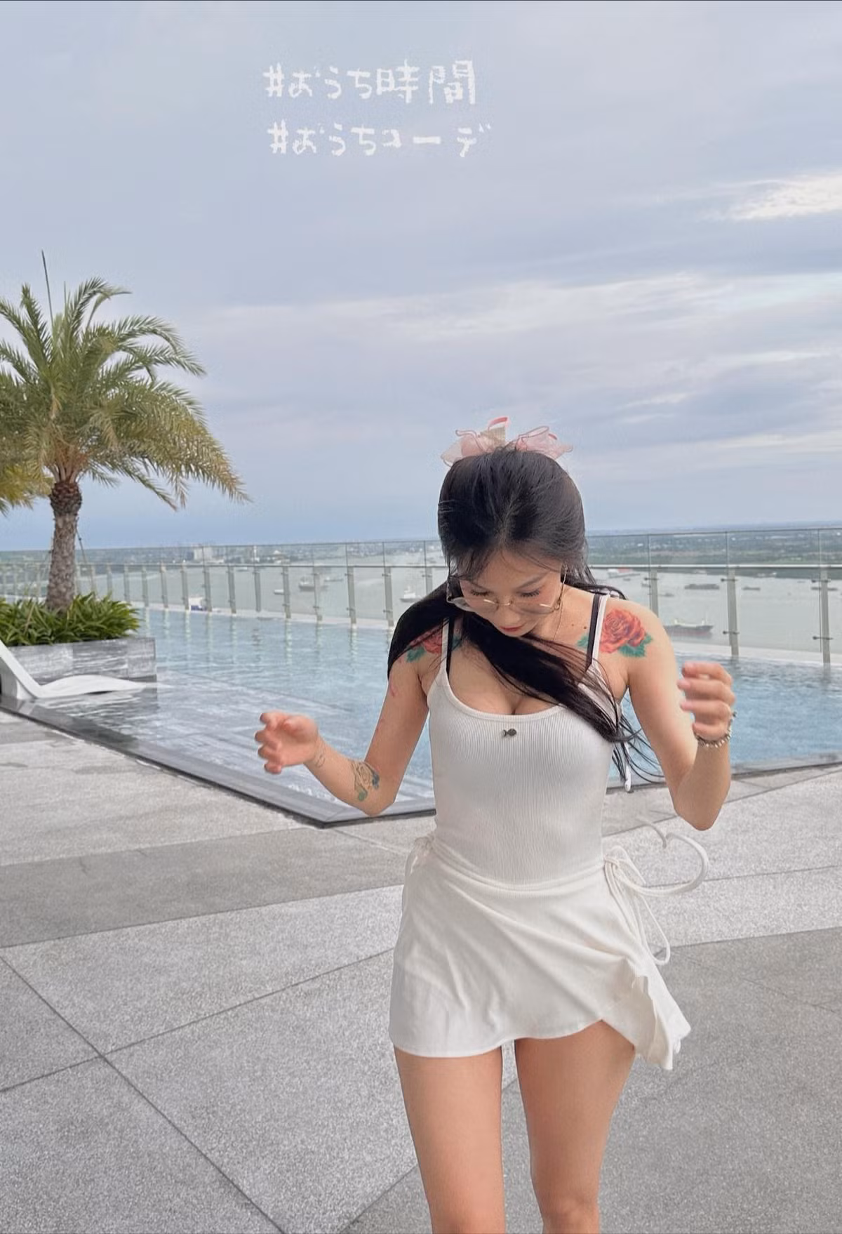 Alicia Meow dường như đã tận dụng tốt khoảng thời gian này để chăm sóc bản thân, nâng cao chất lượng cuộc sống, từ đó thể hiện ra bên ngoài một diện mạo tươi tắn, rạng rỡ.