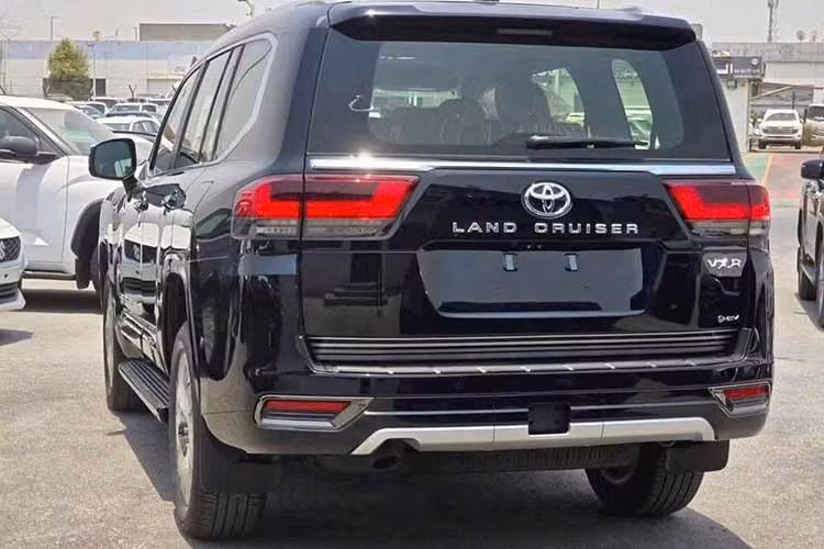 Bên cạnh hệ truyền động mới, Toyota cũng tinh chỉnh một số chi tiết ngoại thất để tạo khác biệt so với phiên bản động cơ thuần xăng. Xe được trang bị gói bodykit mới, logo HEV xuất hiện ở cửa hậu và hai bên thân xe nhằm nhận diện phiên bản hybrid.