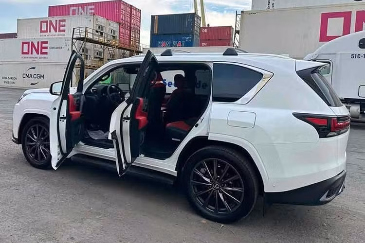 So với "người anh rm" Lexus LX 600 F Sport đang mở bán chính hãng tại Việt Nam với giá 8,8 tỷ đồng, sự khác biệt với LX 700h F Sport là không nhiều cả về thiết kế về trang bị. Lý do bởi phiên bản 700 tập trung nâng cấp về động cơ và trải nghiệm vận hành.