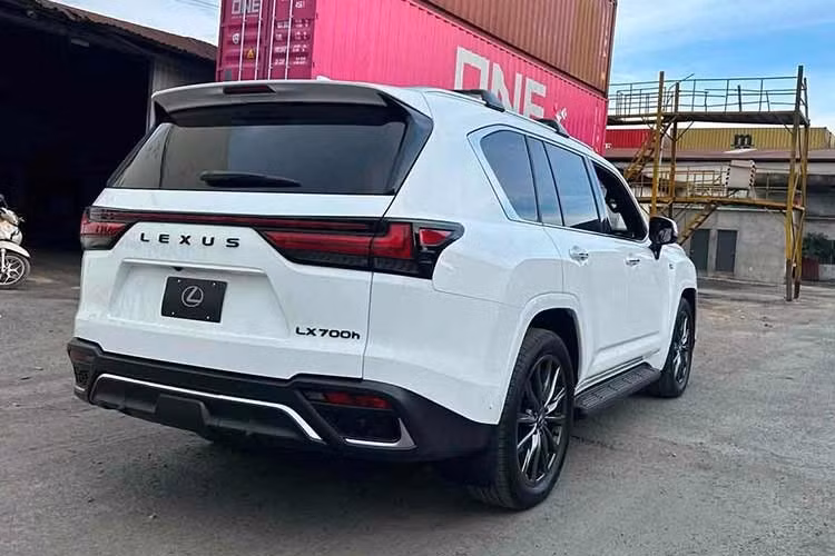 Chiếc Lexus LX 700h đầu tiên về Việt Nam thuộc phiên bản F Sport, với nhiều chi tiết phụ kiện thể thao như vành đa chấu 22 inch sơn tối màu, cản trước/sau thiết kế hầm hố thể thao hơn và sơn đen tương phản, logo "F Sport" ở bên sườn, dòng chữ tên xe ở phía đuôi sơn đen.