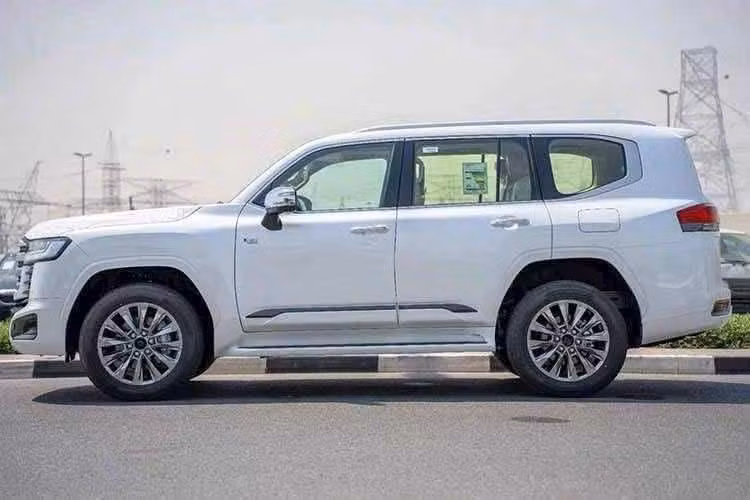 Tuy nhiên, những thông tin này hiện mới đến từ phía hệ thống đại lý cũng như các tư vấn viên. Hiện Toyota Việt Nam vẫn chưa xác nhận thời điểm ra mắt cũng như kế hoạch phân phối phiên bản hybrid của mẫu SUV cỡ lớn Land Cruiser Hybrid 2026 mới.
