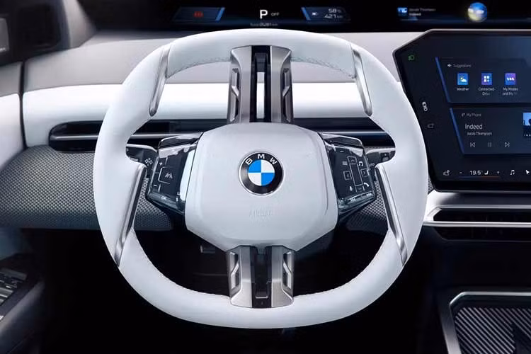 Xe sở hữu màn hình Panoramic Vision Display kéo dài hết chiều ngang bảng táp-lô, kết hợp màn hình cảm ứng trung tâm kích thước 17,9 inch chạy hệ điều hành BMW Operating System X cùng màn hình hiển thị thông tin trên kính lái HUD 3D.