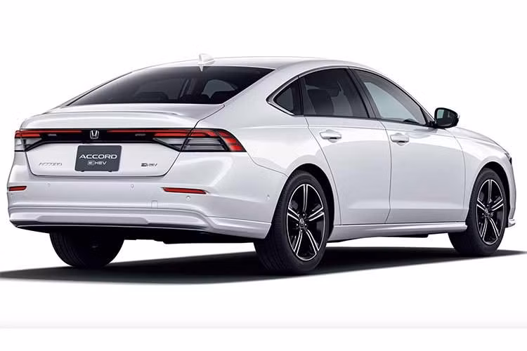 Về vận hành, Honda Accord 2027 không có sự thay đổi. Xe vẫn sử dụng hệ truyền động hybrid e:HEV, kết hợp động cơ xăng 2.0L 4 xi-lanh, hai mô-tơ điện và hộp số e-CVT. Tại Nhật Bản, Accord 2027 có giá khởi điểm từ 5,951 triệu yên (khoảng 37.000 USD) và cao nhất là 6,351 triệu yên (khoảng 39.600 USD).