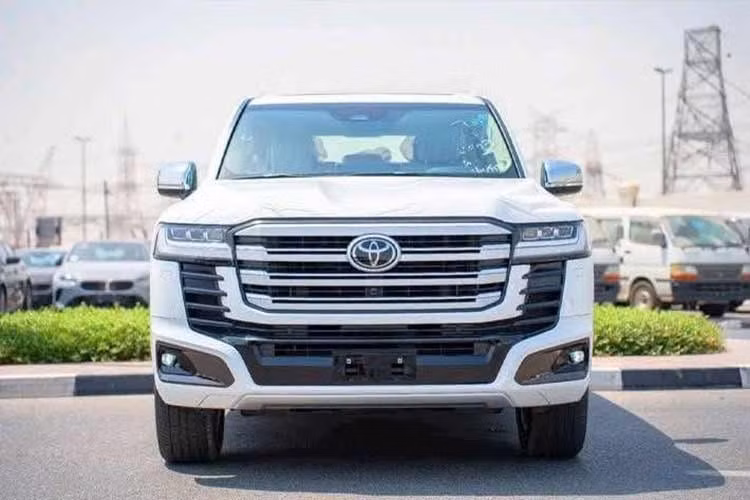 Ở các thị trường quốc tế, mẫu SUV cỡ lớn này còn được trang bị hệ thống Auto Multi Terrain Select, cho phép tự động nhận biết từng loại địa hình như cát, bùn, đá hay đường đất để điều chỉnh chế độ vận hành phù hợp.
