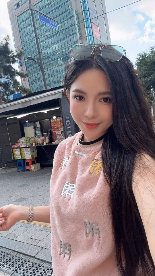 Không chỉ gây ấn tượng bởi ngoại hình, Tú Linh còn sở hữu nền tảng học vấn đáng nể. Cô tốt nghiệp Đại học Ngoại thương Hà Nội và sau đó tiếp tục lấy bằng Thạc sĩ Quản lý Kinh tế tại Pháp.