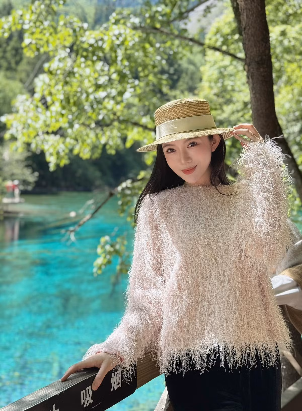 Trong loạt ảnh chụp giữa không gian thiên nhiên xanh mát, MC Tú Linh gây ấn tượng với vẻ đẹp trong trẻo, dịu dàng. Cô lựa chọn trang phục gam màu trung tính, áo lông mỏng mềm mại kết hợp cùng mũ cói, tạo cảm giác vừa nữ tính vừa thanh lịch.