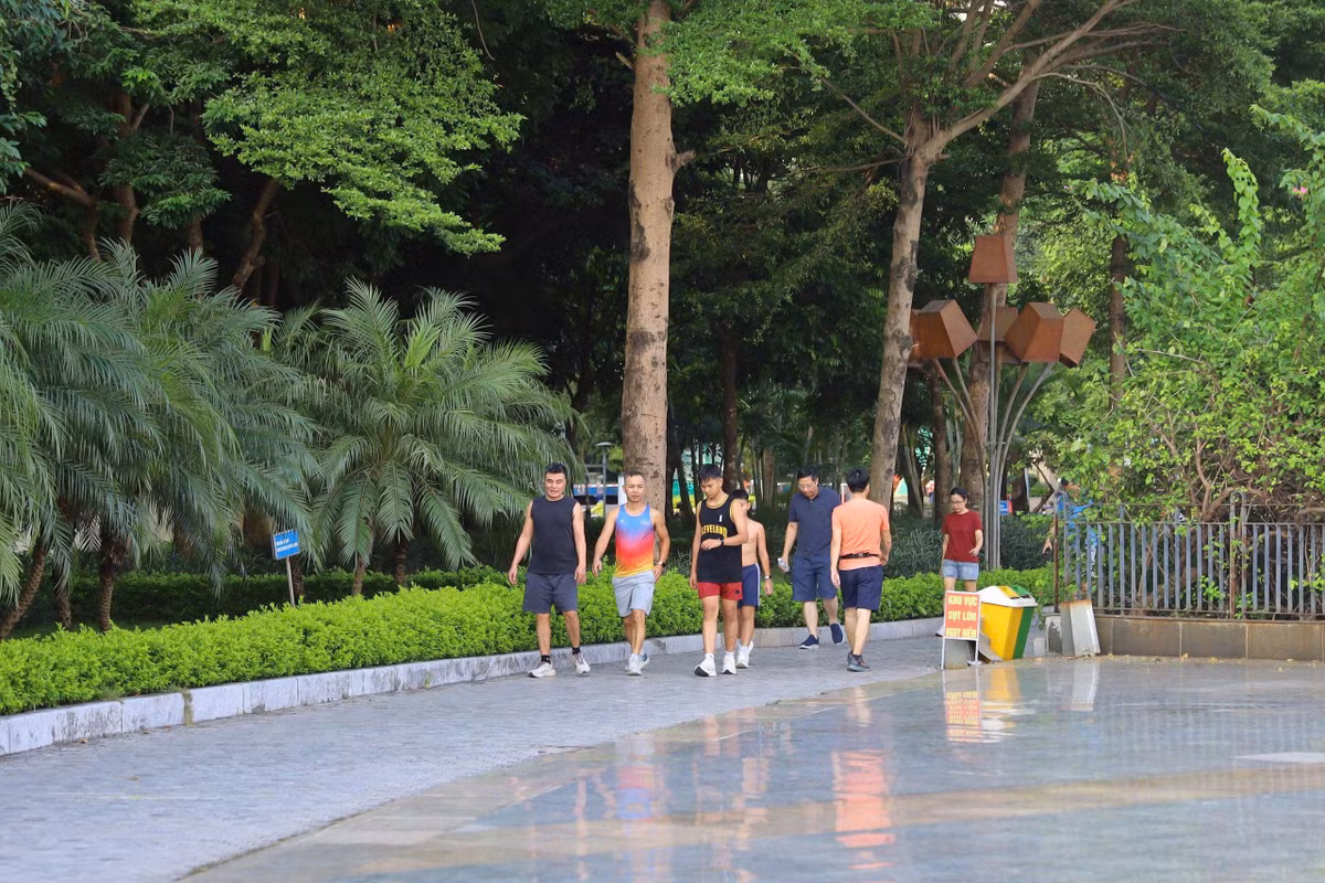 Tuy nhiên, để phát huy giá trị lâu dài, công viên cần được duy trì vệ sinh môi trường, chăm sóc cây xanh, bảo vệ chất lượng mặt nước và bảo đảm các hạng mục phục vụ người dân hoạt động hiệu quả. Việc quản lý, bảo dưỡng thường xuyên cũng là yếu tố quan trọng nhằm giữ gìn cảnh quan và chất lượng sử dụng của công trình.