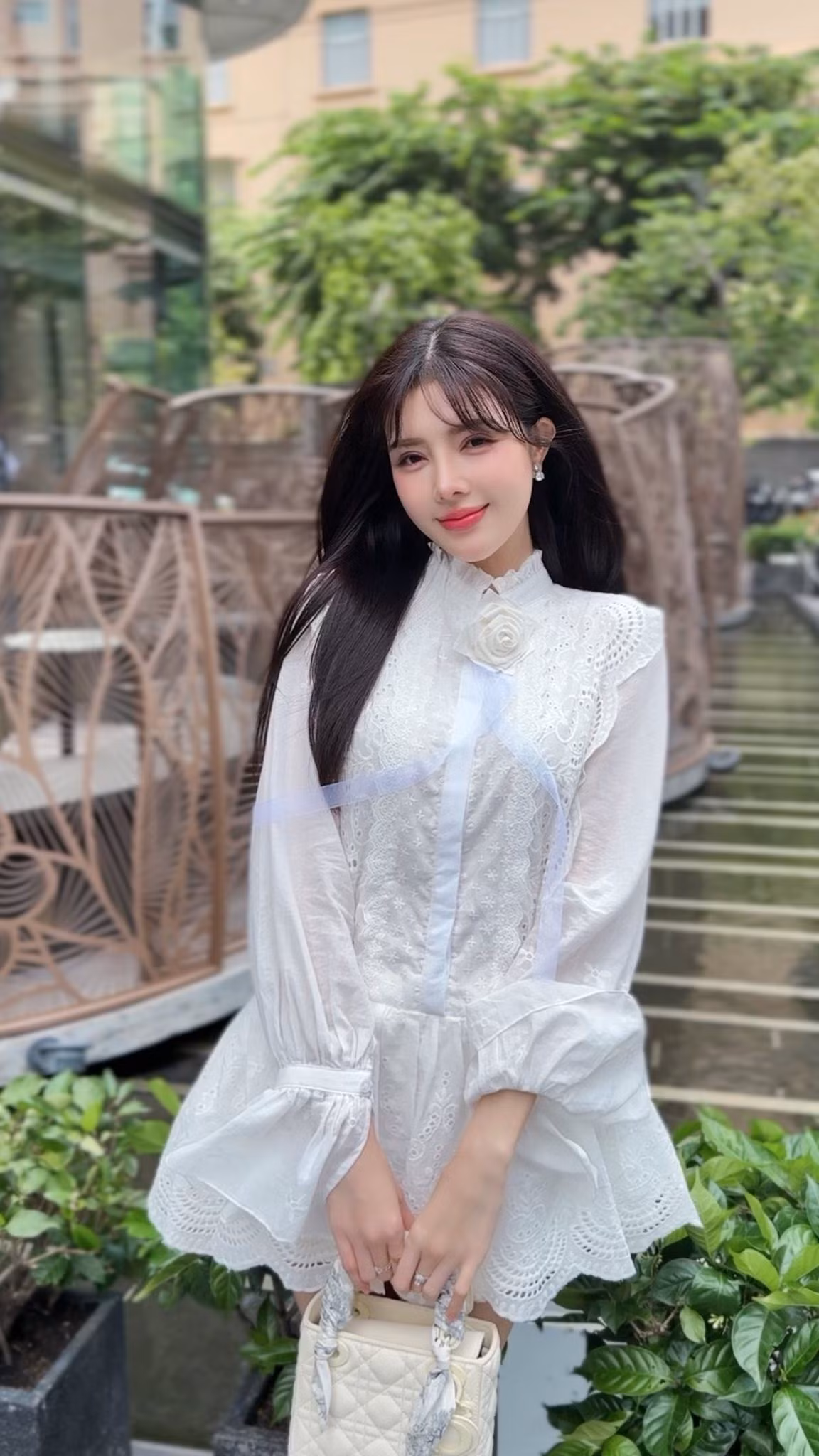 Lilly Luta thường xuyên xuất hiện với gương mặt được trang điểm rất nhẹ, thậm chí là để mặt mộc hoàn toàn. Điều này không chỉ cho thấy sự tự tin vào vẻ đẹp tự nhiên của bản thân mà còn giúp cô ghi điểm trong lòng công chúng.