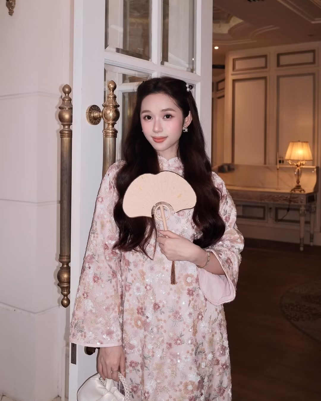 Sinh năm 2001, Karty Chang được biết đến như một KOL, mẫu ảnh và người mẫu đóng MV nổi bật trên mạng xã hội. Không chỉ xinh đẹp, cô nàng còn có nền tảng học vấn đáng nể.