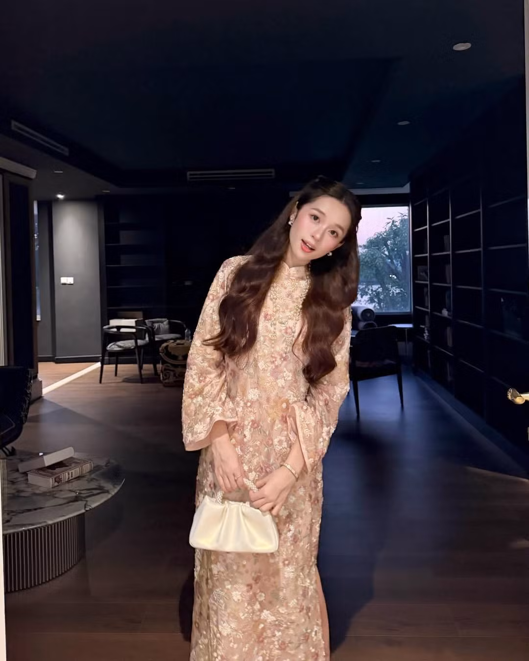 Trước đây, Karty Chang là sinh viên của Học viện Hàng không, và từng nhiều năm liền đạt danh hiệu học sinh giỏi môn Hóa học – điều mà fan thường xuyên nhắc tới như điểm đặc biệt của cô gái trẻ.