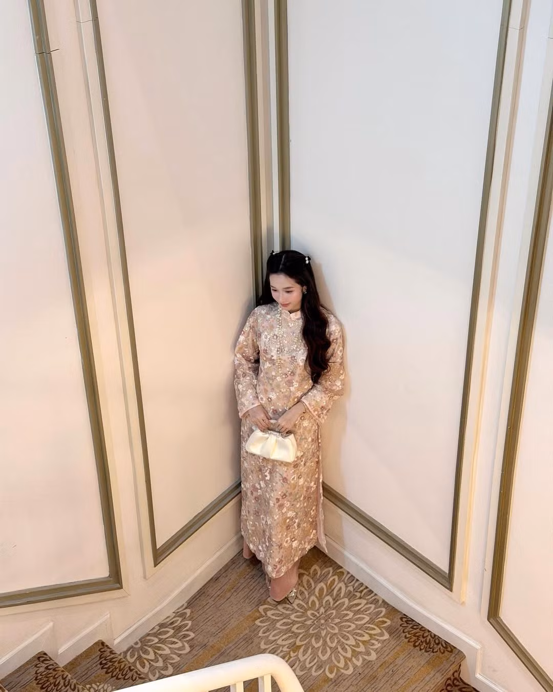 Sở hữu nét đẹp trong trẻo, dịu dàng, Karty Chang nhanh chóng trở thành gương mặt được nhiều thương hiệu thời trang săn đón. Cô cũng tham gia nhiều dự án nghệ thuật, trong đó có casting và dự thi tại Hoa hậu Quốc gia Việt Nam 2024, gây ấn tượng với thần thái nổi bật và phong cách ngọt ngào.