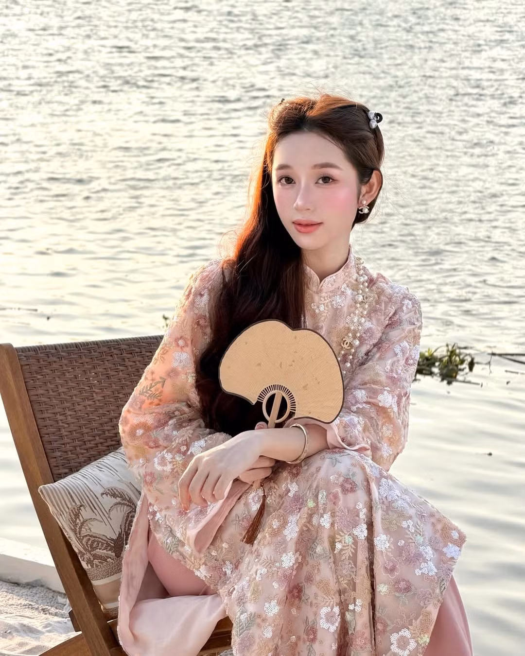Sở hữu vẻ đẹp thuần khiết, đôi mắt trong veo cùng làn da trắng hồng, Karty Chang một lần nữa chứng minh sức hút của “hot girl Tây Bắc” luôn khiến cộng đồng mạng khó rời mắt.
