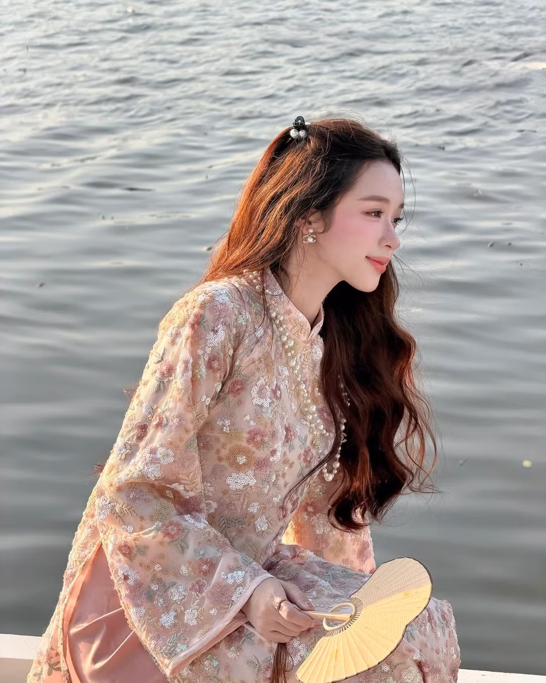 Gương mặt Karty Chang như bừng sáng dưới ánh chiều dịu trên mặt hồ, đôi má ửng hồng, bờ môi chúm chím và thần thái đoan trang tạo nên bức tranh đầy chất thơ.