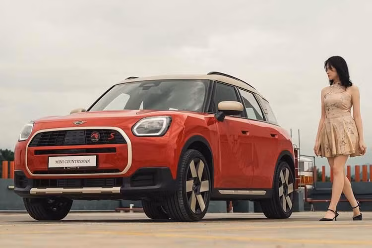MINI Malaysia đã giới thiệu một mẫu xe phiên bản giới hạn ấn tượng để đánh dấu năm Bính Ngọ 2026 vừa tới. MINI Countryman S Fiery Stallion Edition được lắp ráp tại địa phương, giới hạn chỉ 18 chiếc, và được thiết kế để tôn vinh sức mạnh, sự tự do và cá tính thông qua các chi tiết thiết kế độc đáo lấy cảm hứng từ con ngựa.