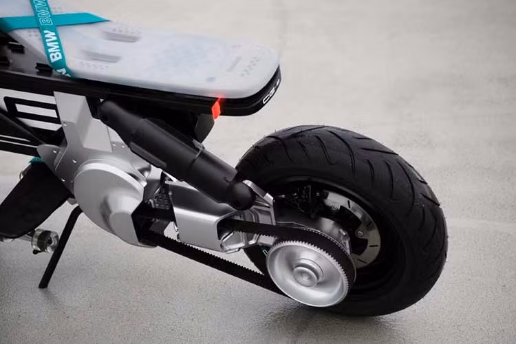 Cung cấp sức mạnh cho BMW CE 02 là mô-tơ điện công suất 11 kW (tương đương 15 mã lực), tạo ra mô-men xoắn cực đại 55 Nm. Nhờ đó, xe có thể tăng tốc từ 0-50 km/h chỉ trong 3 giây – một thông số ấn tượng trong môi trường thành phố, nơi khả năng đề-pa nhanh đóng vai trò quan trọng.