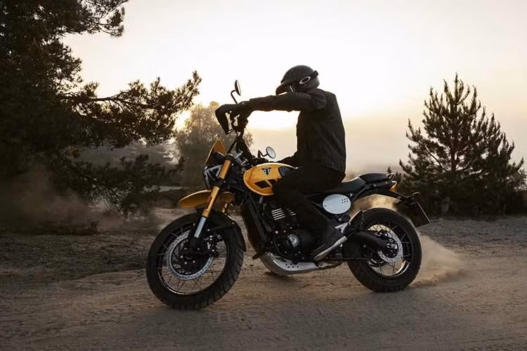 Tại thị trường Malaysia, mẫu xe Triumph Scrambler 400 XC 2026 mới sẽ được bán với mức giá 34.200 ringgit (tương đương khoảng 230 triệu đồng). Dự đoán, mẫu xe này cũng sẽ sớm được phân phối chính hãng tại Việt Nam trong năm nay.