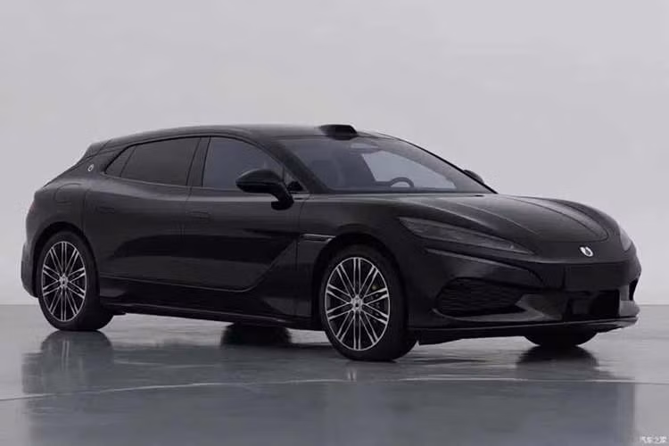 Phiên bản thuần điện sử dụng hai tùy chọn pin dung lượng 102,326 kWh và 122,496 kWh, cho phạm vi hoạt động CLTC đa dạng từ 820km, 860km, 880km cho tới 1.002km và 1.036km tùy cấu hình. Trong khi đó, bản PHEV trang bị pin 63,82kWh, đạt phạm vi chạy điện thuần WLTC 301km và hơn 400km.