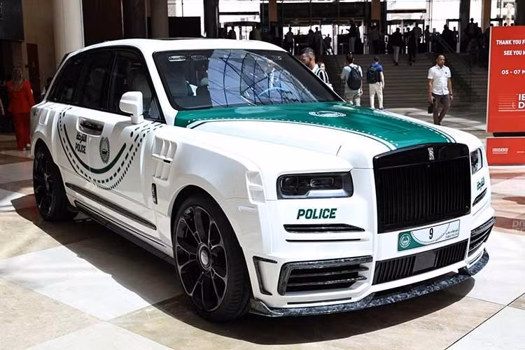 Siêu xe Lamborghini Revuelto của cảnh sát này thường xuyên xuất hiện tại các địa danh nổi tiếng như tháp Burj Khalifa hay trung tâm mua sắm Dubai Mall để hỗ trợ khách du lịch và tham gia các sự kiện cộng đồng.