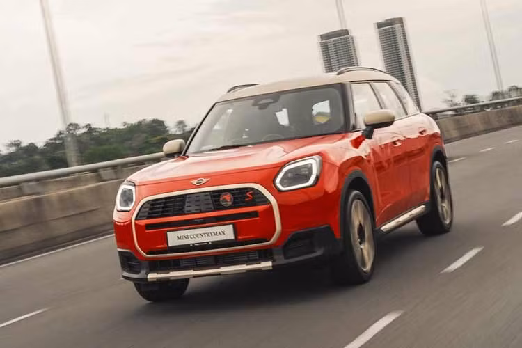 MINI Countryman S Fiery Stallion Edition chỉ được sản xuất giới hạn 18 chiếc. Giá bán cho mẫu xe này tại thị trường Malaysia được công bố là 260.888 Ringgit (tương đương 1,73 tỷ đồng).