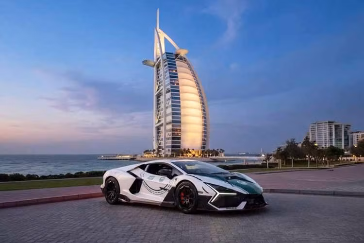 Mẫu siêu xe Lamborghini Revuelto độ cực hiếm này là sản phẩm thứ tư mà Mansory bàn giao cho cảnh sát Dubai, sau các dự án nâng cấp dựa trên những dòng xe danh tiếng như G-Class, Rolls-Royce Cullinan và Ferrari Purosangue.
