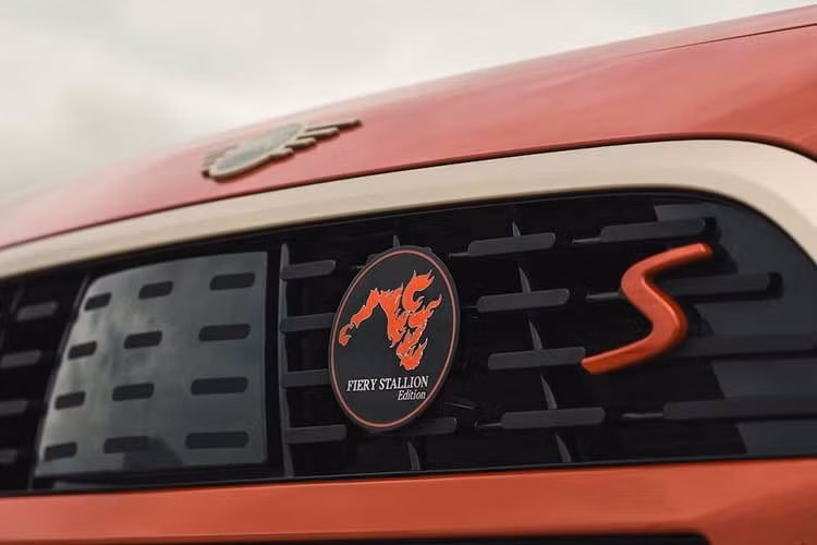 Bên trong, phiên bản đặc biệt có ốp bậc cửa được khắc logo Fiery Stallion Edition và đánh số riêng từ 1 đến 18, nhấn mạnh tính độc quyền của mẫu xe và ý nghĩa may mắn gắn liền với dãy số này.