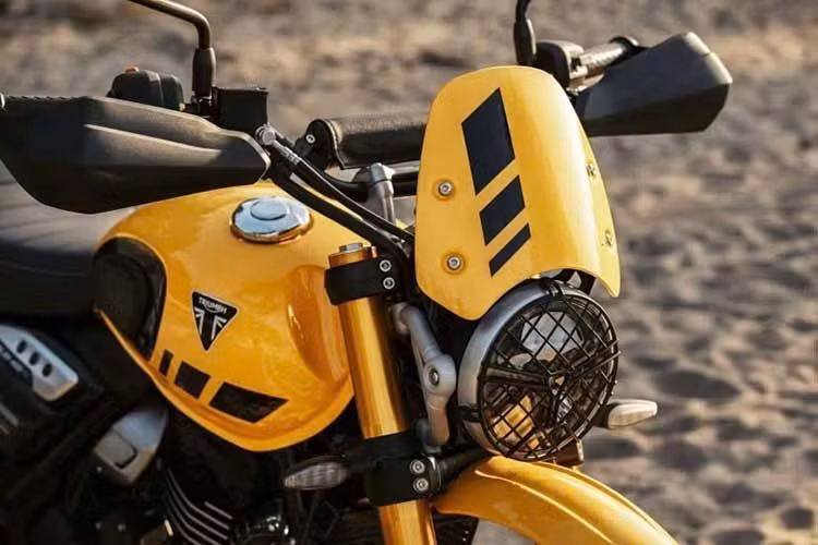 Hệ thống khung gầm của Triumph Scrambler 400 XC 2026 được thiết lập theo hướng cân bằng giữa kiểm soát và sự thoải mái. Phuộc trước upside-down đường kính 43 mm mang lại độ cứng vững cao khi phanh gấp hoặc vào cua.