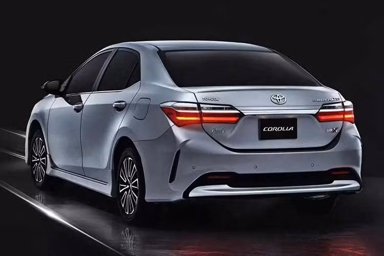Chưa dừng ở đó, Toyota Corolla Altis 2027 tại Pakistan còn được bổ sung một số trang bị tiêu chuẩn, chẳng hạn như cảm biến đỗ xe xung quanh thân xe. Các tính năng mới khác gồm kết nối Apple CarPlay không dây và cổng sạc USB-C.