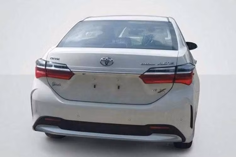 Vì vậy, tiếp tục sử dụng nền tảng hiện tại vốn đã thu hồi được chi phí đầu tư có thể là lựa chọn hợp lý hơn về mặt kinh doanh, đặc biệt khi Toyota Corolla Altis vẫn có lượng khách hàng trung thành và tin tưởng vào mẫu xe hiện hành. Khi mua Toyota Corolla Altis 2027, khách hàng Pakistan có thể lựa chọn 1 trong 6 phiên bản.