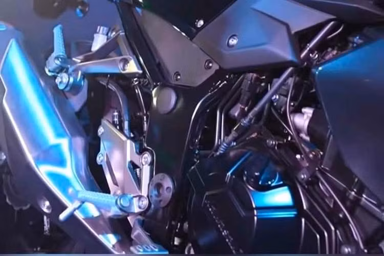 Kawasaki Z300 2027 có hệ thống ống xả và thiết kế yên đôi hai tầng. Vị trí ghi-đông thiết kế rộng và cao hơn, mang lại tư thế ngồi thẳng, thoải mái cho người lái.