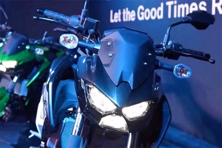 Kawasaki Z300 2027 mới sẽ ra mắt với hai tùy chọn màu sắc là Xanh và Đen. Cụm đèn xi-nhan vẫn sử dụng bóng halogen truyền thống. Hệ thống treo trước là dạng ống lồng lồng phuộc ống lồng RSU thay vì phuộc hành trình ngược USD.