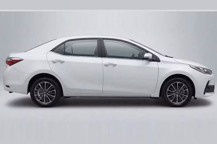 Mẫu xe sedan Toyota Corolla Altis phiên bản nâng cấp dành cho Pakistan đã được điều chỉnh thiết kế ngoại thất ở cả phía trước và phía sau, mang đến diện mạo hiện đại hơn. Theo đó, xe được trang bị lưới tản nhiệt, cản trước và các chi tiết mới bên trong cụm đèn pha. Cản sau và bộ mâm hợp kim 16 inch cũng có thiết kế khác phiên bản cũ.