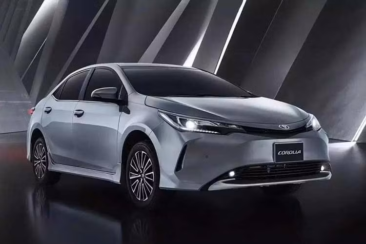 Toyota Corolla Altis thế hệ thứ 11 (E170/E180) hiện vẫn được phân phối tại thị trường Pakistan sau khi lần đầu ra mắt vào tháng 7/2014. Sau hơn 12 năm có mặt trên thị trường, mẫu xe này vẫn chưa được nâng cấp lên thế hệ thứ 12 như xe tại nhiều quốc gia khác. Thay vào đó, Toyota lại bổ sung phiên bản nâng cấp cho mẫu sedan hạng C này ở thị trường Pakistan.