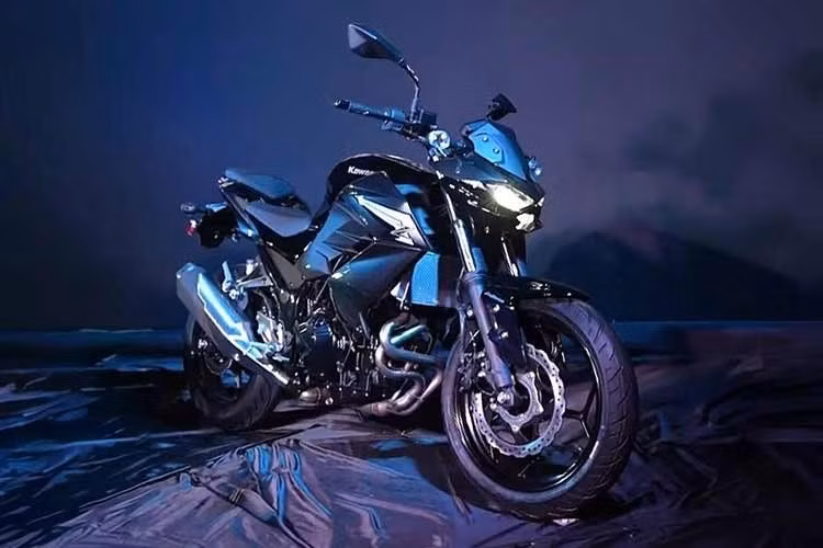 Điều này đánh dấu sự trở lại của Z300 kể từ khi chiếc xe bị thay thế bởi Z400 vào năm 2018. Kawasaki Z300 mang ngôn ngữ thiết kế Sugomi đặc trưng, lấy cảm hứng từ các dòng xe lớn hơn như Z900. Ngoại thất xe sở hữu đường nét góc cạnh, bình xăng nhô cao cơ bắp, cánh gom gió kéo dài xuống dưới và cụm đèn chiếu sáng chính LED ba chi tiết.