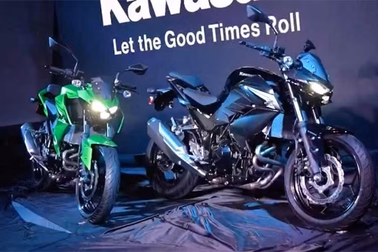 Kawasaki chính thức hé lộ mẫu naked-bike Z300 mới dành cho thị trường Ấn Độ thông qua các trang mạng xã hội của hãng, sau khi xuất hiện tại một sự kiện đại lý riêng ở Bengaluru. Dự kiến, các đại lý sẽ mở nhận đặt cọc từ ngày 19/10 và xe chính thức ra mắt vào ngày 20/10/2026 tới đây.